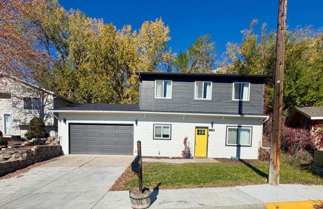 Spacious Updated 4-Bedroom, 2-Bathroom Home Near the Rims! Gallery 1