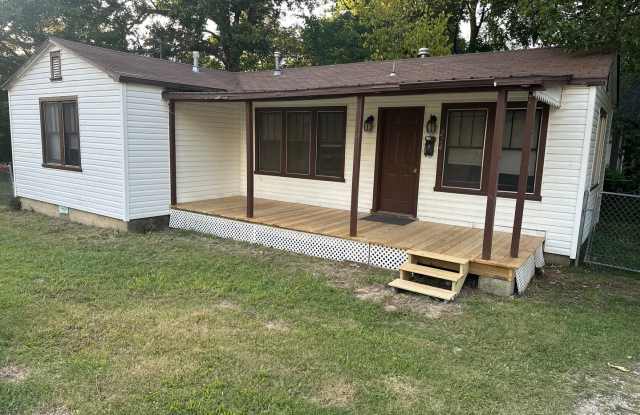 2 Bedroom, 1 Bathroom Home w/ Fenced-In Backyard and Covered Front Porch in Downtown Springdale photos photos