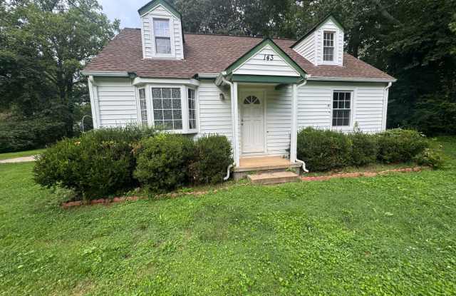 Cozy Cape Cod - Minutes to TBS (Quantico) over half an acre! Gallery 3