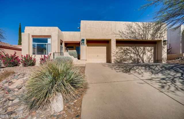 Great 3 Bedroom 2 Bath Home with Den  3 Car Garage in the Vicinity of Orange Grove  North 1st Ave. - 6533 North Shadow Run Drive, Casas Adobes, AZ 85704