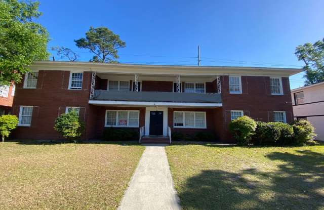 Located in Savannah, GA, this oversized 2-bedroom, 2-bathroom unit. HALF OFF first full months rent with acceptable application and credit. Gallery 1