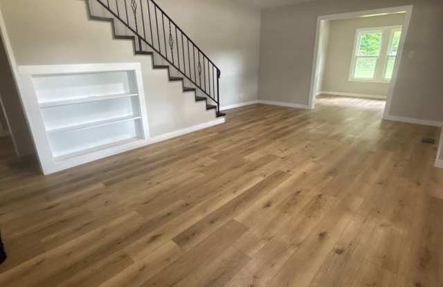 NEW LISTING ! Spacious 5 Bedroom 2 Bath House Gallery 3