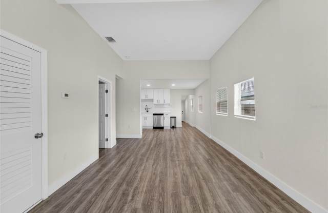 2525 W BEACH Street Gallery 4