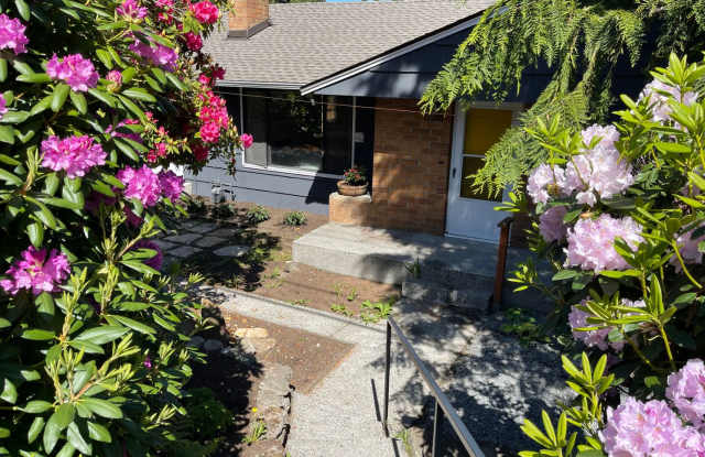 Spacious 4 bedroom, 2 bath Home in Northgate! Gallery 3