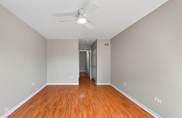 End Unit Three Bedroom Two and a Half Bath in North Naperville Gallery 1