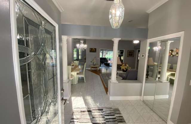 Spectacular ANNUAL LEASE or SEASONAL RENTAL, Fully Furnished/Turnkey Home on a Golf Course with Lake Views Gallery 4