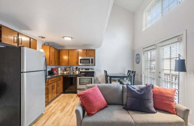 Cozy ONE-bedroom/loft style/Perry District/Close to parks, shopping, more! Parking on-site! photos photos