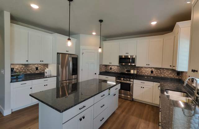 Spacious 4 bed/2.5 bath Home! photos photos
