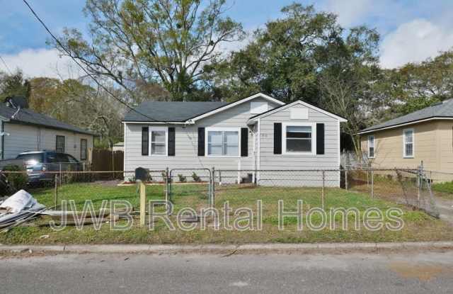 916 Detroit St photos photos