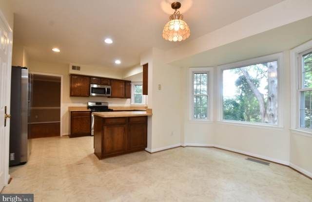350 COPPERFIELD Lane Gallery 2