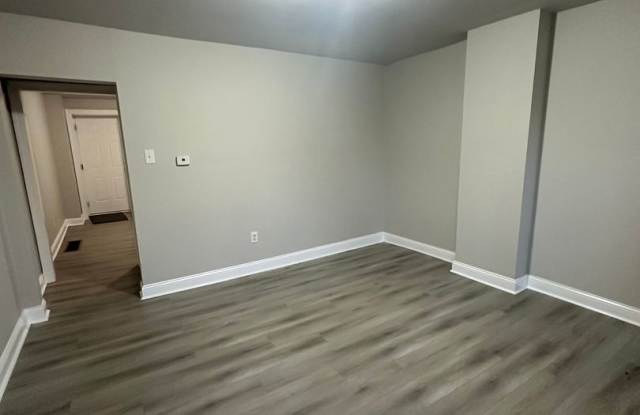 Newly Renovated 2 Bed/1 Bath Row Home Gallery 3