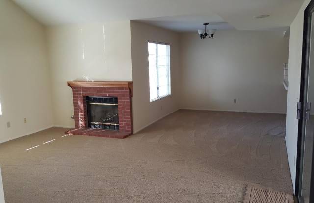Well Maintained Orcutt Home located on corner lot of Cottages on the Green Gallery 4