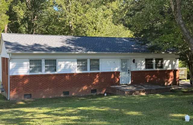 Nice Ranch Home just 2 miles from Downtown Dallas NC Gallery 1