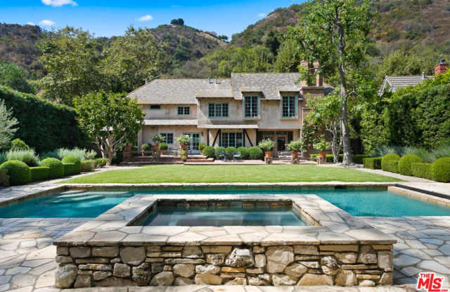 2562 MANDEVILLE CANYON Road Gallery 3