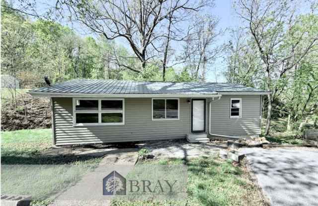 Charming Cottage Retreat in the Heart of Ridgefields – 2BR Renovated Home with Stream Views - 2033 Burke Drive, Kingsport, TN 37660