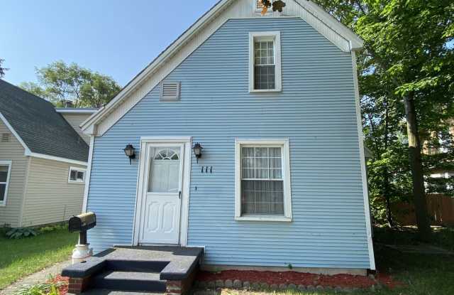 CENTRALLY LOCATED THREE BEDROOM HOUSE IN HEART OF TRAVERSE CITY photos photos