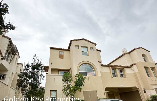 Beautiful, highly desirable end-unit in Coronado Ranch! photos photos