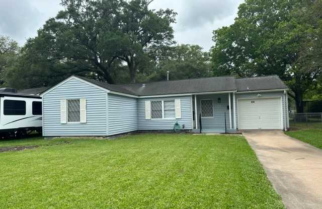 230 Laurel Street - 230 Laurel Street, Lake Jackson, TX 77566