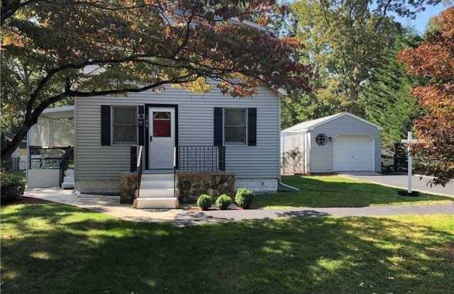 186 Jefferson Avenue - 186 Jefferson Avenue, St. James, NY 11780