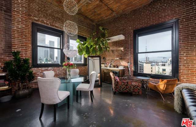215 7TH Street Gallery 2