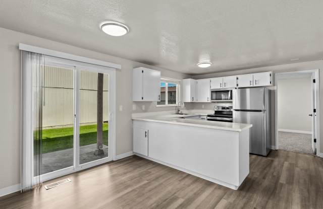 One of the largest 2 bedrooms in the area with 1.5 bathrooms and 1100 square feet plus your own laundry room with full size washer/dryer Gallery 3