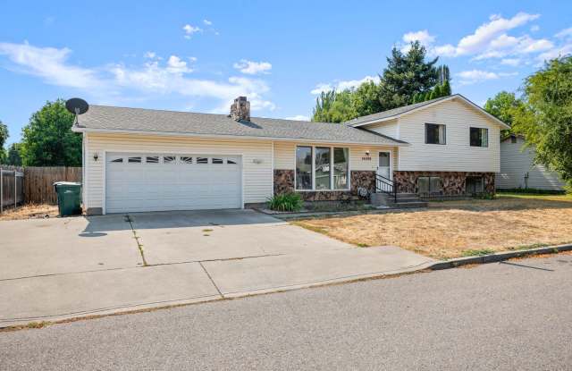 14406 E. 7th Ave. - Large Central Valley Home photos photos