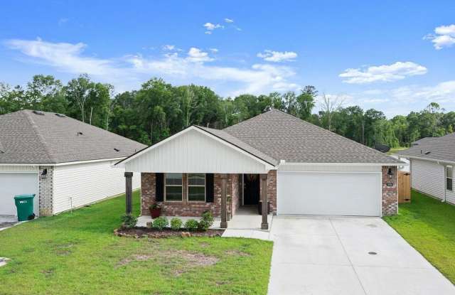 Charming 4-Bed Home in Denham Springs with Spacious Backyard Gallery 3