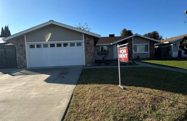 Lovely Remodeled Home!! Rent Ready !! - 951 Orangewood Court, Lemoore, CA 93245