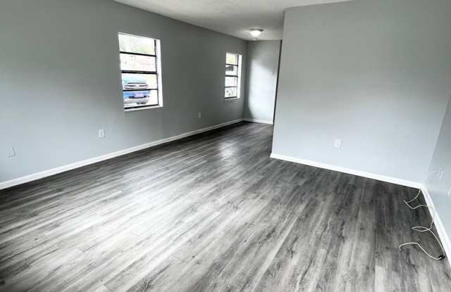 SPACIOUS 2BR/1BA Lakeland Apartment w/ Washer  Dryer Hookups! photos photos