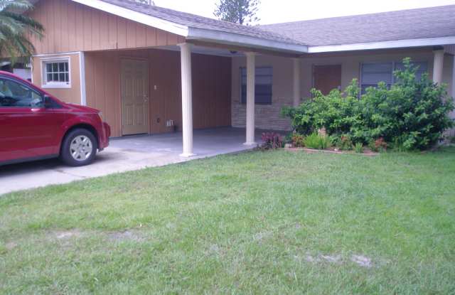 Newly renovated 2 bedroom duplex in Bradenton with huge yard photos photos