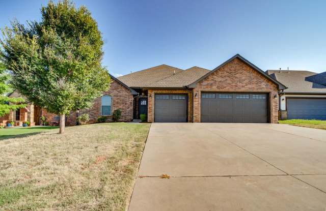 *MOVE IN SPECIAL * 3 Bedroom 2 Bath 3 Car Garage - Edmond Gallery 1