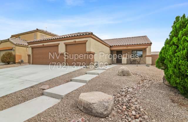 Single Story! SOLAR PANELS! Three Car Garage!! NO Carpet! Gallery 3