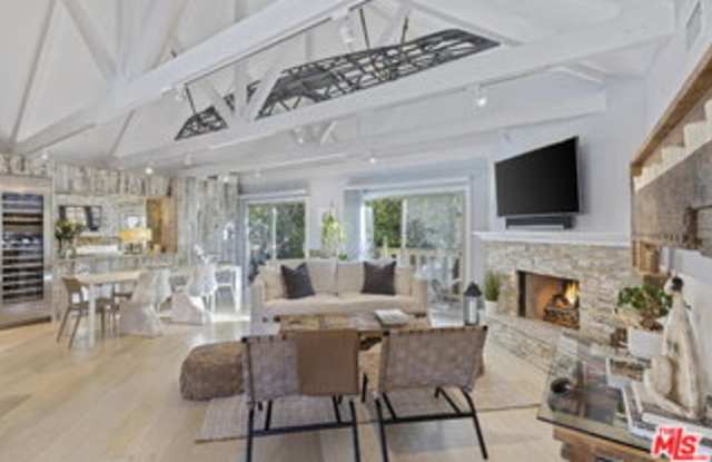 1362 Palisades Beach Road Gallery 2