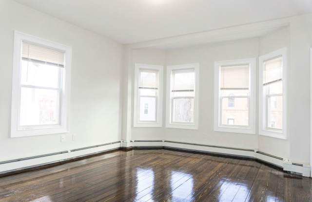 3beds apartment in Jamaica Plain is available on 9/1 - 3147-3149 Washington Street, Boston, MA 02130