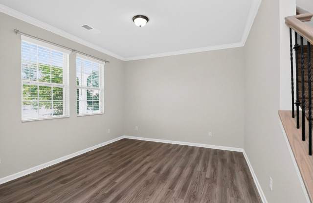 Stunning Five Bedroom Home In Magnolia Walk Huntersville! Gallery 3