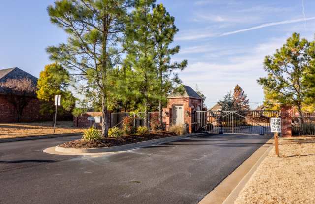 Beautiful 3 Bedroom House With Office In Jenks School District! Gallery 4