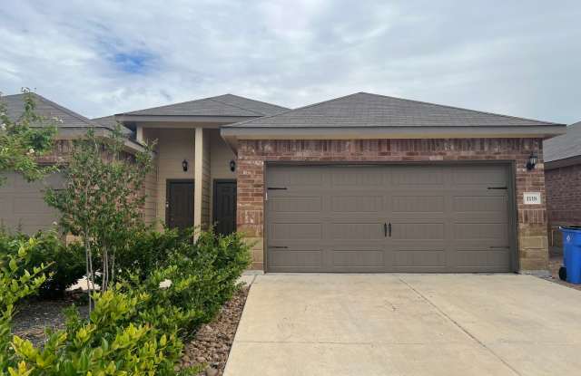 Luxury 3/2 Duplex in Seguin, Texas - 1118 Renee Way, Seguin, TX 78155