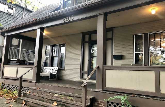 5 Bedroom House - Walking distance from Central Campus Gallery 1