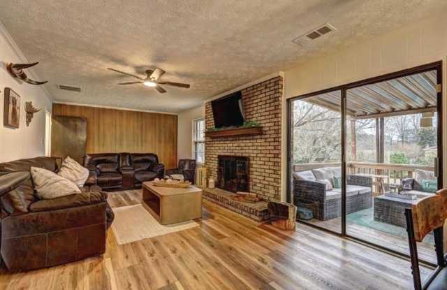 457 Castleaire Drive Gallery 3