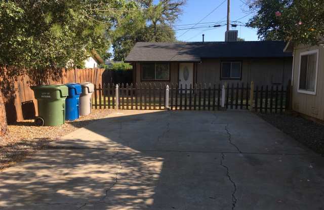 Charming 3-Bedroom Home with Fenced Yards photos photos