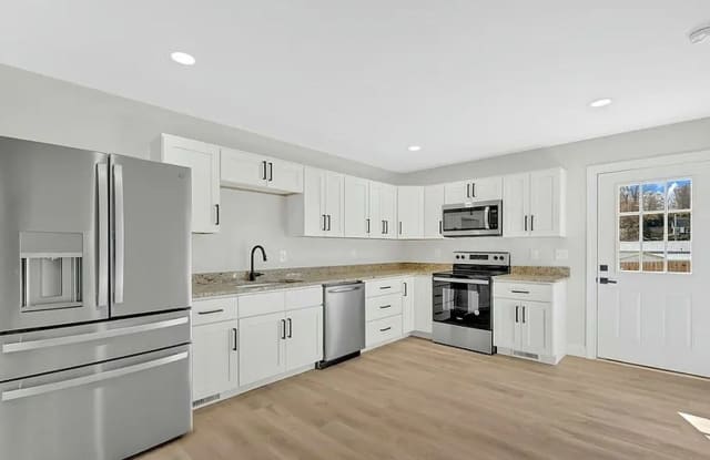 New 4BR/3.5BA Townhome in Meadowview – Modern Living in a Peaceful Historic Setting Near Emory & Henry photos photos