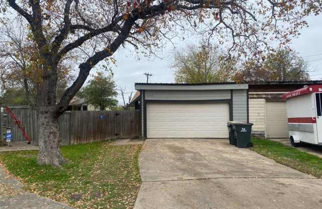 Cute 2/1 duplex with garage/carport Gallery 3