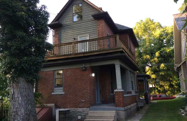 5 Bedroom brick single family home and yard Gallery 4