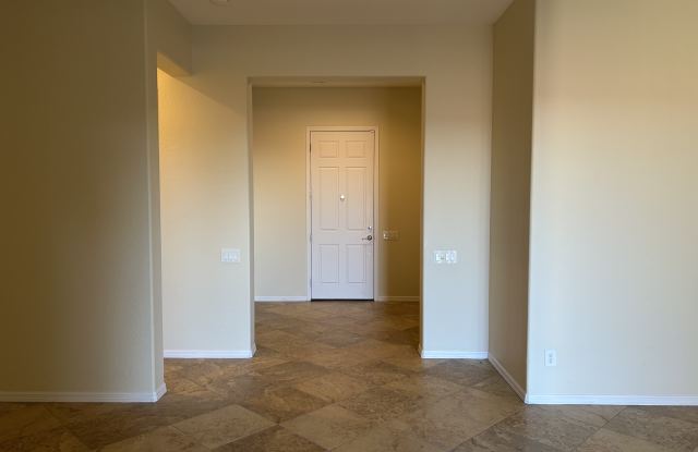 2685 La Boutique St photos photos