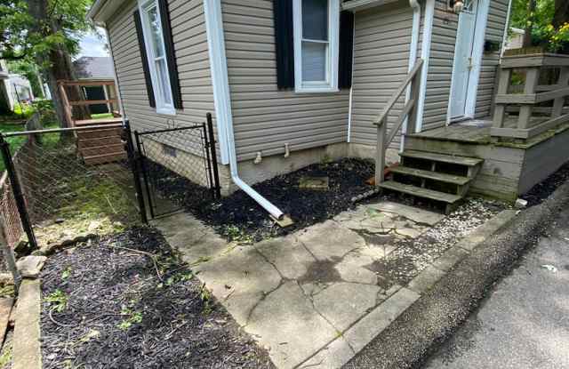 2 Bedroom House Basement  Garage - Fenced in Yard! photos photos