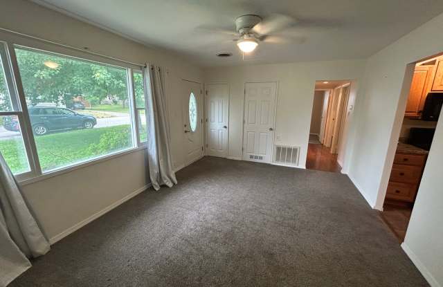 Well-maintained 3-bedroom, 1-bath house in a great location Gallery 4