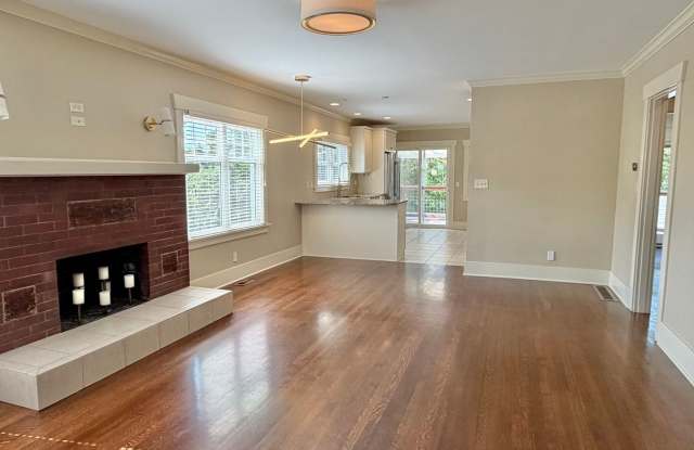 Charming Phinney Ridge Retreat - Spacious 3 Bedroom Home w/Fenced Yard & Garage! AVAILABLE NOW! Gallery 4