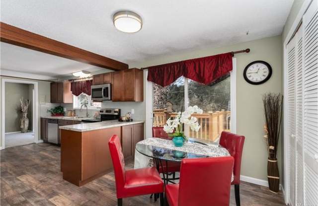 Wonderful 3 bedroom, 1 3/4 bath split level home in University Place! Gallery 3