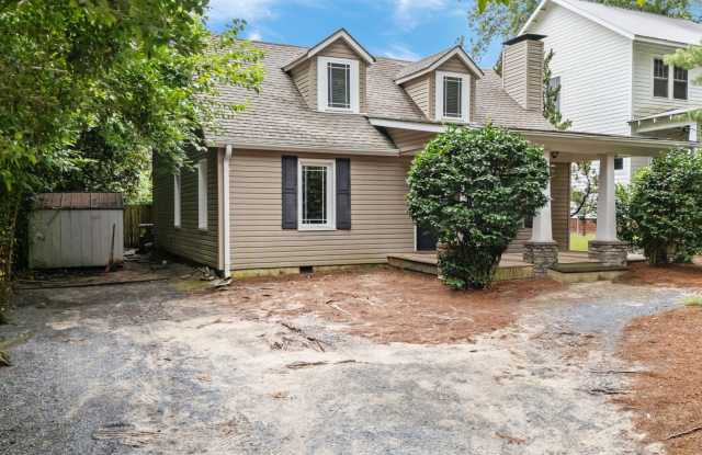Charming cottage located in the heart of downtown Southern Pines. photos photos
