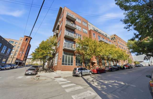 824 W SUPERIOR Street Gallery 1